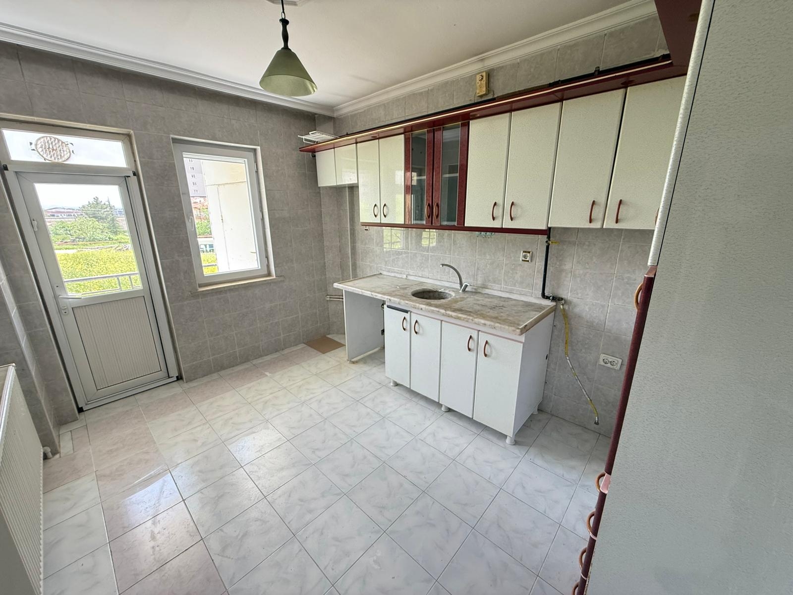 BAĞLARBAŞINDA İHTİSAS VE İL JANDARMA YAKINI 1.KAT FERAH DAİRE